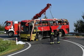 Lực lượng cứu hộ khắc phục hậu quả tại hiện trường vụ tai nạn xe buýt ở Leszczawa, Ba Lan tối 18/8. (Ảnh: PAP/TTXVN)