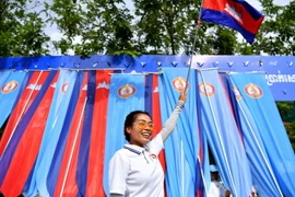 Ủng hộ Thủ tướng Campuchia Hun Sen và Đảng Nhân dân Campuchia tại một cuộc mít tinh ở thủ đô Phnom Penh. (Ảnh: AFP/TTXVN)