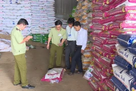 Kiểm tra một cơ sở kinh doanh phân bón. (Ảnh: Anh Dũng/TTXVN)