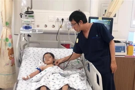 Bệnh nhi được chăm sóc sau phẫu thuật. (Ảnh: TTXVN phát)
