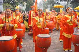 Đội trống đền Đồng Cổ (phường Bưởi, Tây Hồ, Hà Nội) chào mừng lễ khai mạc. (Ảnh: Hà Linh/Vietnam+)