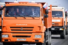 Tổng thống Nga Vladimir Putin lái xe tải đi qua một cây cầu kết nối miền Nam nước Nga với bán đảo Crimea. (Ảnh: AFP/TTXVN)