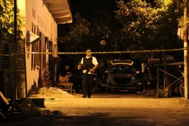 Cảnh sát Indonesia gác tại hiện trường vụ tấn công. (Ảnh: THX/TTXVN)