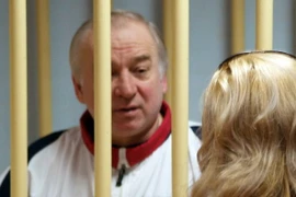 Cựu điệp viên người Nga Sergei Skripal (trái) tại một phiên tòa ở Moskva, Nga ngày 9/8/2006. (Ảnh: AFP/TTXVN) 