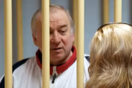 Cựu điệp viên người Nga Sergei Skripal (trái) tại một phiên tòa ở Moskva, Nga ngày 9/8/2006. (Ảnh: AFP/TTXVN) 