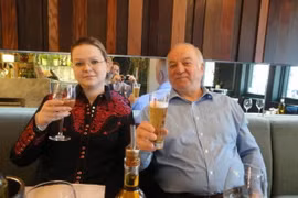 Cựu điệp viên Nga hai mang Sergei Skripal và con gái. (Ảnh: The Sun/TTXVN)