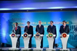 Đại diện Tòa án Tối cao Thái Lan, Lào, Campuchia, Myanmar và Việt Nam khai mạc hội nghị. (Ảnh: Sơn Nam/TTXVN)