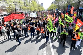 Nhân viên SNCF tham gia đình công tại Paris ngày 13/4 vừa qua. (Ảnh: AFP/TTXVN)