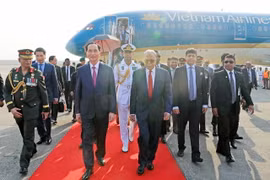 Tổng thống Cộng hòa Nhân dân Bangladesh Mohammad Abdul Hamid đón Chủ tịch nước Trần Đại Quang. (Ảnh: Nhan Sáng/TTXVN) 