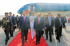 Tổng thống Cộng hòa Nhân dân Bangladesh Mohammad Abdul Hamid đón Chủ tịch nước Trần Đại Quang. (Ảnh: Nhan Sáng/TTXVN) 