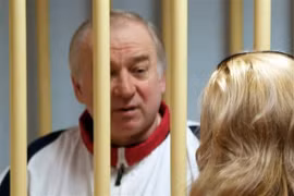 Cựu điệp viên người Nga Sergei Skripal (trái) tại một phiên tòa ở Moskva, Nga ngày 9/8/2006. (Ảnh: AFP/TTXVN) 