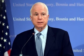 Thượng Nghị sỹ John McCain trong cuộc họp báo tại Đại sứ quán Mỹ ở Sarajevo tháng 4/2017. (Ảnh: AFP/TTXVN)