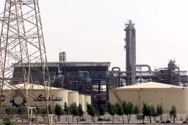 Toàn cảnh nhà máy lọc dầu ở cảng Jubail, ngoài khơi vùng Vịnh, miền đông bắc Saudi Arabia. (Ảnh: AFP/TTXVN)