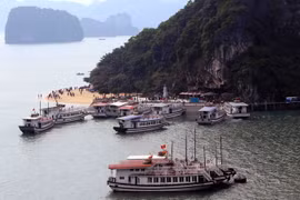 Bến tàu đưa du khách lên thăm đảo Titov. (Ảnh: Quang Quyết/TTXVN)
