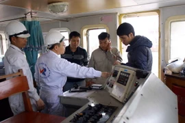 Kiểm định hệ thống điện tử của buồng lái tàu biển tại Công ty đóng tàu Phà Rừng-Hải Phòng. (Ảnh: Hoàng Hùng/TTXVN)