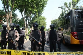 Cảnh sát gác tại hiện trường vụ đánh bom ở Surabaya, Indonesia ngày 13/5 vừa qua. (Ảnh: THX/TTXVN)