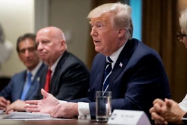 Tổng thống Mỹ Donald Trump (phải) phát biểu trong cuộc họp báo ở Washington DC., ngày 17/7. (Ảnh: EPA/TTXVN)