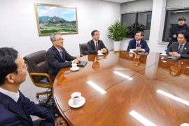 Bộ trưởng Thống nhất Hàn Quốc Cho Myoung-gyon (giữa) trong cuộc họp với các thành viên phái đoàn Hàn Quốc ở thủ đô Seoul ngày 15/1 vừa qua, trước khi tới làng đình chiến Panmunjom tham dự cuộc đàm phán cấp làm việc liên Triều. (Ảnh: Yonhap/TTXVN)