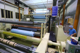 Sản xuất vải chống thấm tại Công ty TNHH DeaMyung Chemecal Việt Nam vốn đầu tư của Hàn Quốc tại khu công nghiệp Long Thành, tỉnh Đồng Nai. (Ảnh: Danh Lam/TTXVN)