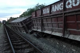 Hiện trường xảy ra vụ trật bánh tàu chở hàng. (Ảnh: Tá Chuyên/TTXVN)