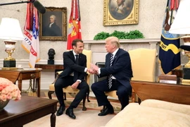 Tổng thống Mỹ Donald Trump (phải) và Tổng thống Pháp Emmanuel Macron (trái) tại cuộc gặp ở Washington, DC. (Ảnh: AFP/TTXVN)