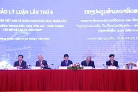 Ông Võ Văn Thưởng, Ủy viên Bộ Chính trị, Bí thư Trung ương Đảng, Trưởng Ban Tuyên giáo Trung ương Đảng Cộng sản Việt Nam (giữa), ông Kikeo Khaykhamphithoun, Bí thư Trung ương Đảng, Trưởng Ban Tuyên huấn Trung ương Đảng Nhân dân Cách mạng Lào (thứ hai từ p