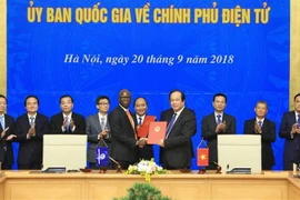 Thủ tướng Nguyễn Xuân Phúc, Chủ tịch Ủy ban quốc gia về Chính phủ điện tử và các thành viên Ủy ban quốc gia về Chính phủ điện tử. (Ảnh: Thống Nhất/TTXVN) 