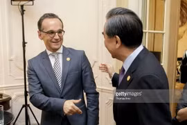 Bộ trưởng Ngoại giao Trung Quốc Vương Nghị và Ngoại trưởng Đức Heiko Maas. (Nguồn: getty images)