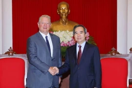 Trưởng ban Kinh tế Trung ương Nguyễn Văn Bình và cựu Phó Tổng Thống Hoa Kỳ Al Gore. (Ảnh: Phương Hoa/TTXVN)