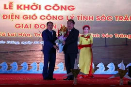 Lãnh đạo tỉnh Sóc Trăng tặng hoa chúc mừng nhà đầu tư. (Ảnh: Trung Hiếu/TTXVN)