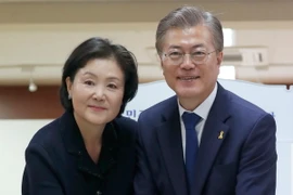 Ứng cử viên Moon Jae-in (phải) và vợ bỏ phiếu tại một địa điểm bầu cử ở Seoul. (Ảnh: EPA/TTXVN)
