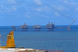 Các giàn khoan dầu khí của Vietsovpetro tại mỏ Bạch Hổ. (Ảnh: Huy Hùng/TTXVN)