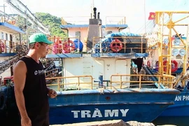 Tàu dịch vụ hậu cần BĐ 99569 TS của ông Nguyễn Đức Hưng, trú xã Cát Khánh, huyện Phù Cát cũng neo ở cảng Đề Gi đã 8 tháng nay. (Ảnh: Nguyên Linh/TTXVN)