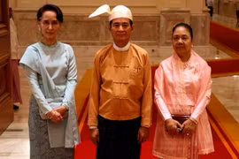 Tân Tổng thống Myanmar U Win Myint, đứng giữa.(Ảnh: THX/TTXVN)