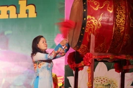 Thứ trưởng Bộ Văn hoá -Thể thao và Du lịch Trịnh Thị Thủy đánh trống khai mạc ngày hội: (Ảnh: Thành Đạt/TTXVN) 