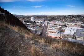 Hàng rào biên giới phân định ranh giới giữa Nogales, bang Arizona của Mỹ với Nogales thuộc Mexico. (Ảnh: AFP/TTXVN)