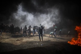 Khói bốc lên trong một cuộc xung đột giữa người biểu tình Palestine và binh sỹ Israel ở khu vực biên giới Gaza-Israel. (Ảnh: THX/TTXVN)
