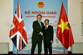 Thứ trưởng Bộ Ngoại giao Bùi Thanh Sơn và Quốc vụ khanh Bộ Ngoại giao Anh phụ trách khu vực châu Á và Thái bình Dương Mark Field. (Ảnh: Nguyễn Dân/TTXVN)