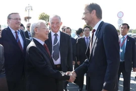 Thị trưởng thành phố Szentendre, Ngài Verseghi-Nagy Miklós đón Tổng Bí thư Nguyễn Phú Trọng tại Quảng trường thành phố. (Ảnh: Trí Dũng/TTXVN)