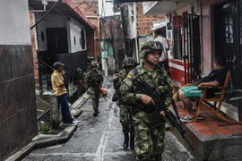 Binh sỹ Colombia tuần tra tại khu vực Medellin, Antioquia ngày 27/4 vừa qua. (Ảnh: AFP/TTXVN)