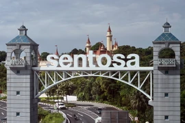 Cổng vào đảo nghỉ dưỡng Sentosa ở Singapore. (Ảnh: AFP/TTXVN)