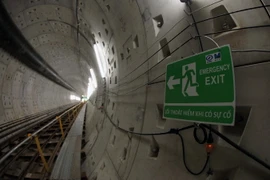 Các thiết bị, biển chỉ dẫn được lắp đặt bên trong đường hầm ngầm đã hoàn thành tại Nhà ga Ba Son thuộc tuyến Metro số 1. (Ảnh: An Hiếu/TTXVN)