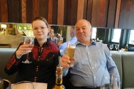 Điệp viên hai mang người Nga Sergei Skripal cùng con gái. (Ảnh: The Sun/TTXVN)