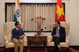 Phóng viên TTXVN phỏng vấn Đại sứ Tôn Sinh Thành. (Ảnh: Minh Luyến/Vietnam+)