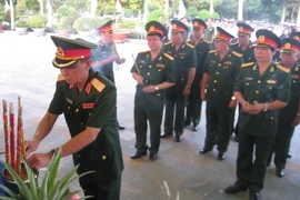 Đoàn đại biểu Quân khu 7 thắp hương các Anh hùng liệt sỹ tại Lễ truy điệu. (Ảnh: Lê Đức Hoảnh/TTXVN)