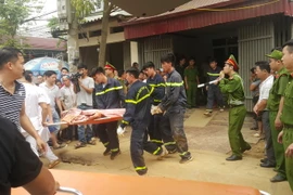 Lực lượng cứu hộ tìm thấy nạn nhân thứ ba của vụ sạt lở trong tình trạng nguy kịch. (Ảnh: Hương Thu/TTXVN) 