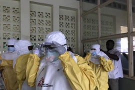 Các nhân viên Tổ chức bác sỹ không biên giới chuẩn bị điều trị cho bệnh nhân nhiễm virus Ebola tại khu vực cách ly của bệnh viện Mbandaka ở tỉnh Equateur, CHDC Conggo ngày 24/5 vừa qua. (Ảnh: EPA/TTXVN)