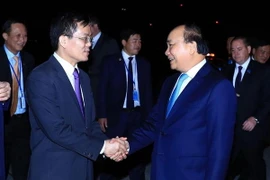 Đại sứ Việt Nam tại Hoa Kỳ Hà Kim Ngọc (bên trái) và các cán bộ Đại sứ quán, Phái đoàn Đại diện thường trực Việt Nam tại Liên hợp quốc tiễn Thủ tướng Nguyễn Xuân Phúc tại sân bay quốc tế John F. Kennedy, thành phố New York. (Ảnh: Thống Nhất/TTXVN) 