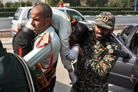 Chuyển nạn nhân bị thương trong vụ tấn công vào lễ diễu binh ở Ahvaz, Iran. (Ảnh: AFP/TTXVN)