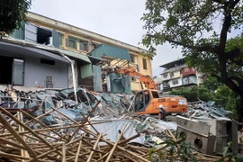 Phương tiện cơ giới tham gia cưỡng chế vi phạm trật tự xây dựng tại dự án mương cống hóa Phan Kế Bính. (Ảnh: Mạnh Khánh/TTXVN)